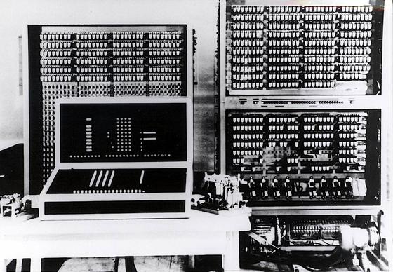 You are currently viewing Die Dreiteilung: Ein Blick in die Geschichte der Informatik